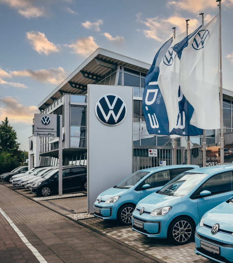 VW Autohaus - Moderne Volkswagen Niederlassung mit Elektrofahrzeugen und Flaggen